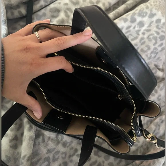 Micheal Kors Purse MAKE ME AN OFFER - Picture 3 of 5